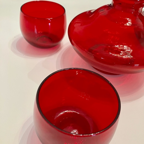 RUBY RED GLASS SHERRY DECANTER CLEAR GLASS APPLIED HANDLE ROLLY POLLY 4 CUP SET - Picture 5 of 7